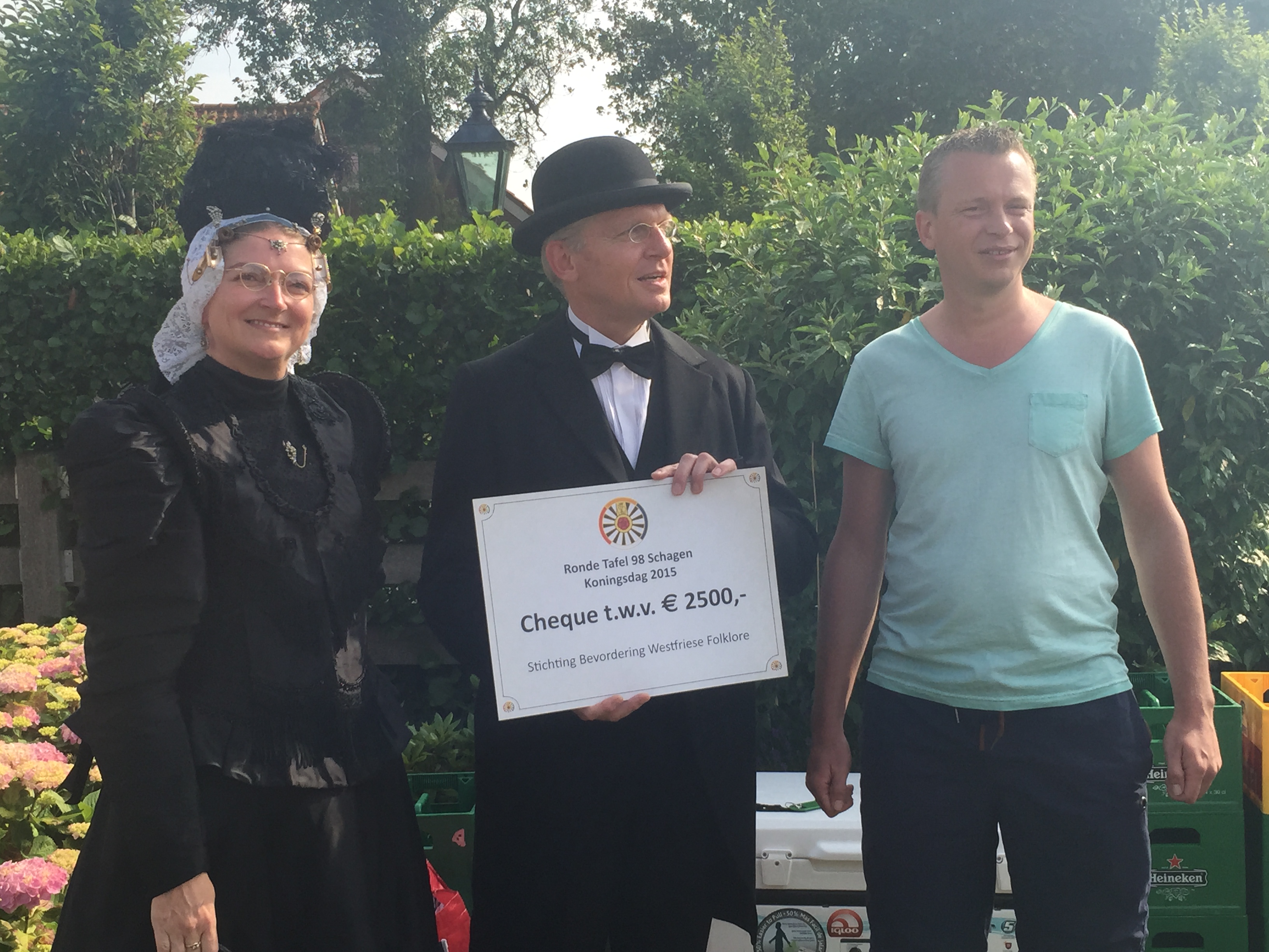 Cheque van €2500,= voor Folklore