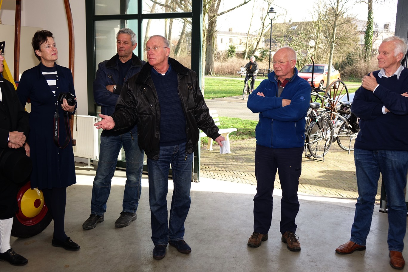 Jos hangt bolhoed op.